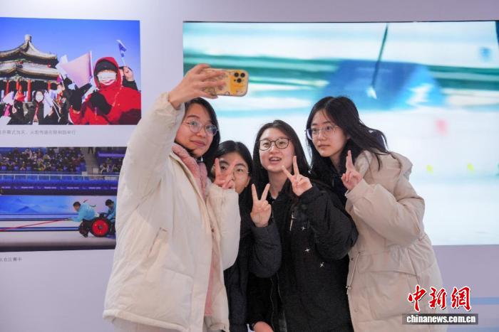北京冬奥会主题展览开幕 展现三亿人参与冰雪运