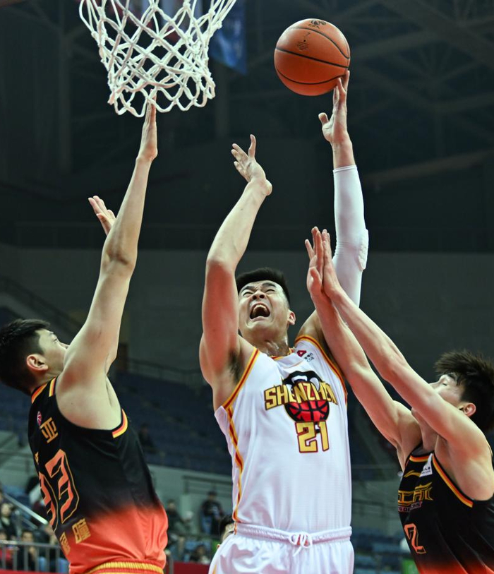 李慕豪压制沈梓捷展现静态天赋 深圳男篮季后赛